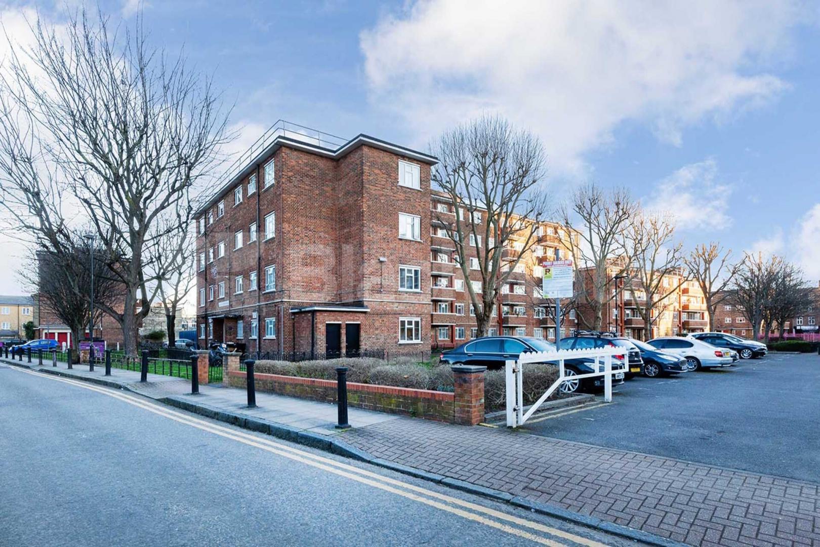 Spacious three bedroom property minutes away from Whitechapel Lindley Street, Whitechapel